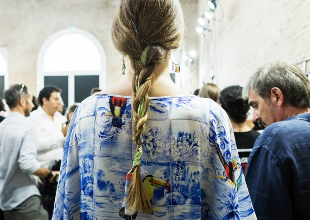 Entra nel backstage e scopri la treccia con foulard di Stella Jean